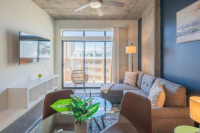 Stunning 2BD - Central DT- Gym, Pool, Parking Sleep8